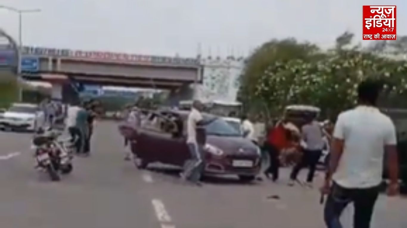 Greater Noida की Galgotias University में बवाल : लाठी-डंडों से जमकर मारपीट, Video Viral, 10 को हिरासत में लिया