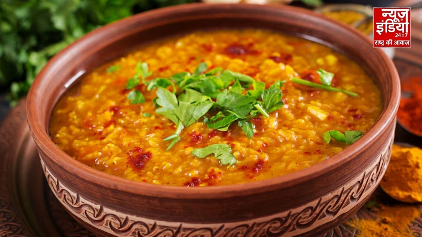 Aloo Chaat: बारिश की शाम हो जाएगी यादगार, घर पर आसानी से बनाएं चटपटी आलू चाट