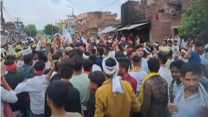 यादव कथावाचक की पिटाई पर उबल पड़ा इटावा, यादव संगठन के 2 हजार लोगों ने जमकर काटा बवाल