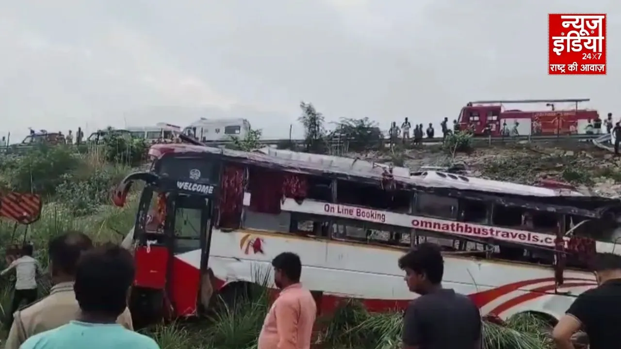 उत्तर प्रदेश के हापुड़ से बड़ी खबर : कैंटर की टक्कर से बाइक सवार चार बच्चों समेत 5 की मौत