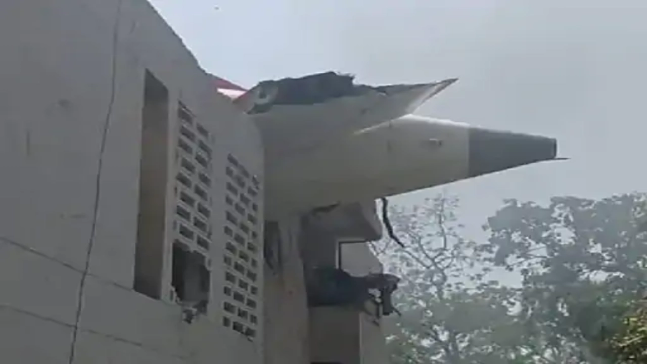 गुजरात में उपचुनाव की जीत का जश्न मना रही AAP को बड़ा झटका, बोटाद विधायक का इस्तीफा