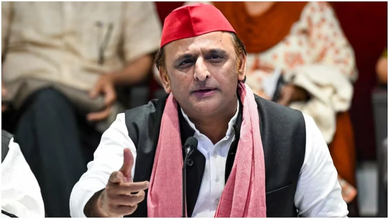 इटावा कांड को लेकर अखिलेश से नाराज ब्राह्मण समाज, आजमगढ़ दौरे से पहले लगाए काले झंडे