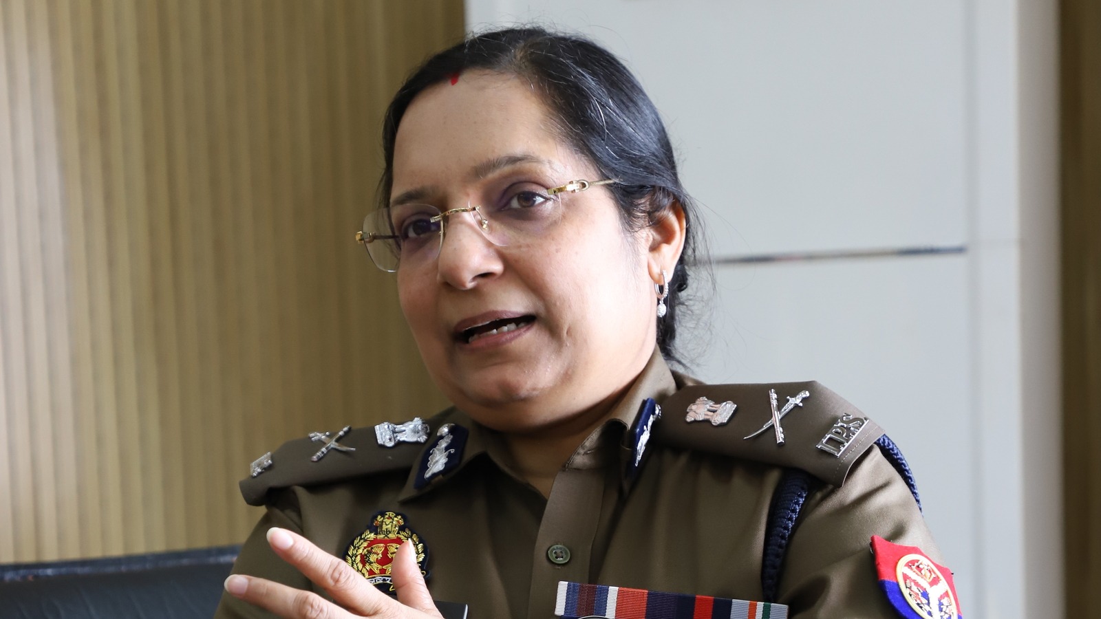 एक्शन मोड में लक्ष्मी सिंह : लापरवाही बरतने पर दो थाना प्रभारियों को हटाया, 6 चौकी इंचार्ज सस्पेंड