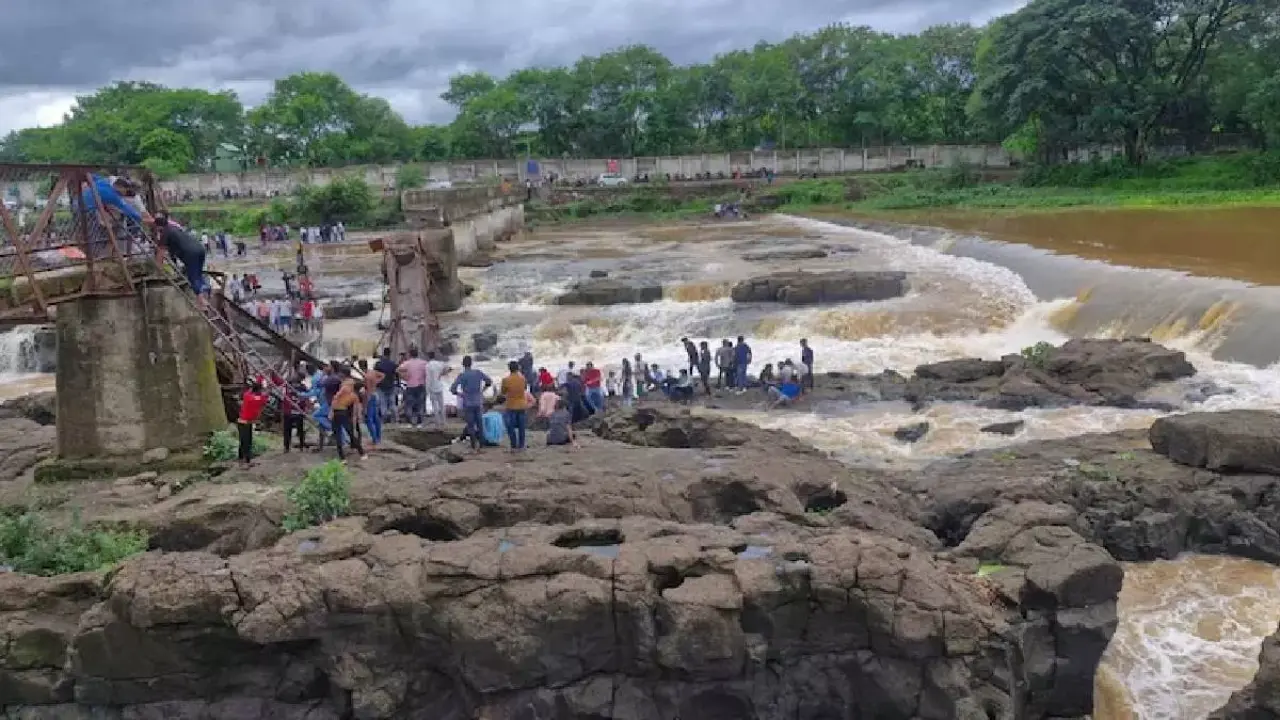 महाराष्ट्र में लागू नहीं होंगी तीन भाषाओं वाली नीति…सरकार ने रद्द किया प्रस्ताव