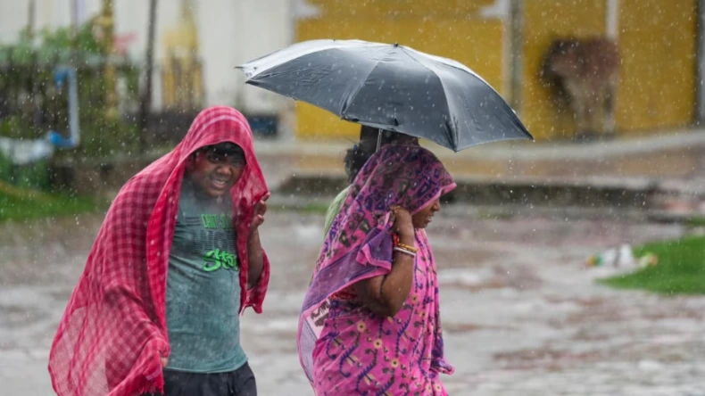 Weather Update: हिमाचल में कई जगह फटा बादल, ब्यास नदी उफान पर, राजस्थान में भी बारिश ने रुलाया