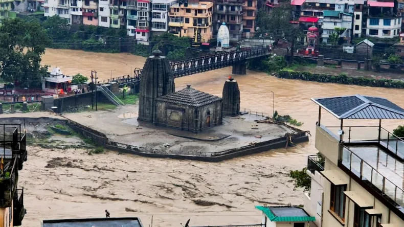 हिमाचल में कुदरत का कहर, चार जगह फटे बादल, पुल के साथ बह गईं कई गाड़ियां