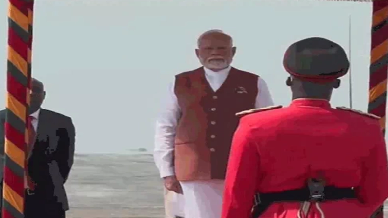 घाना में पहुंचे प्रधानमंत्री मोदी, गार्ड ऑफ ऑनर और 21 तोपों की सलामी से हुआ स्वागत