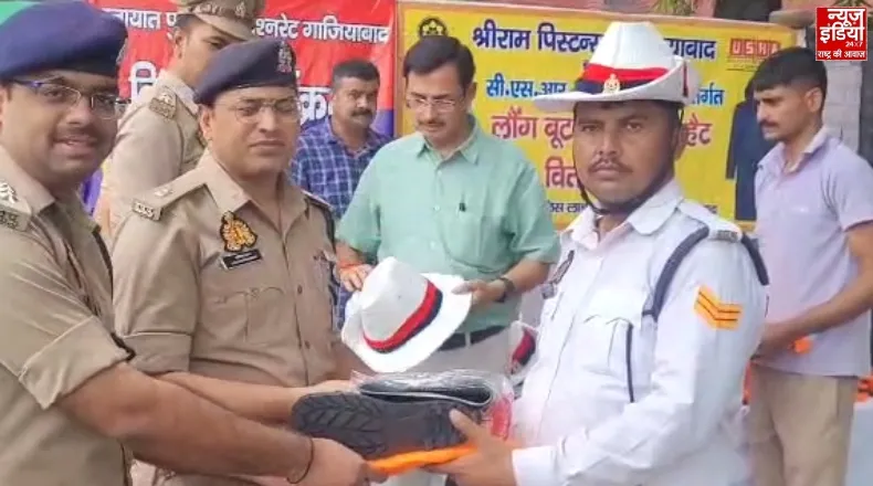 गाजियाबाद पुलिस की सराहनीय पहल, बारिश से बचाव के लिए पुलिसकर्मियों को दी गई विशेष किट